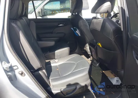 2020 Toyota Highlander Xle z USA, uszkodzony, nr VIN 5TDGZRBH8LS010577